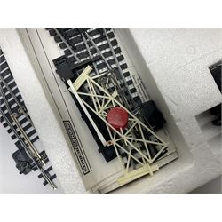 Hornby '00' gauge - Intercity 125 2-car set Nos.43010 & 43011 with one coach in original box with track and additional 4-6-0 locomotive and tender No.7476 and goods wagon; and another similar HST Intercity 125 2-car set Nos.43125 & 43126 with two coaches in original box with track and controller (2)