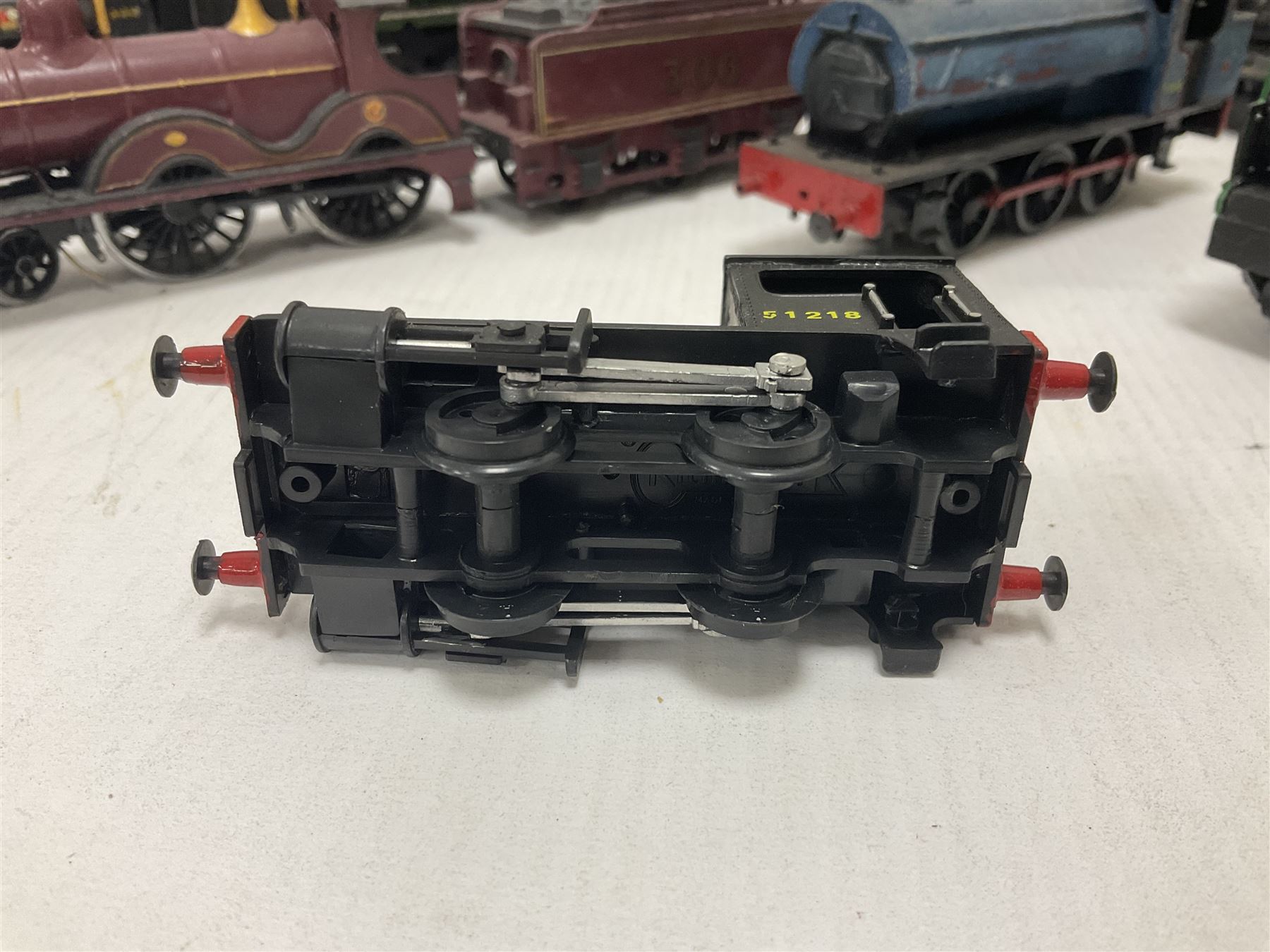 ‘00’ gauge - Airfix locomotive model kits comprising series 4 City of Truro kit and empty series 4 box, series 4 Mogul, two series 4 Harrow kits, all boxed; together with Rosebud Kitmaster Stirling kit and quantity of loose plastic locomotives and tenders from Airfix, Kitmaster, Ratio etc 