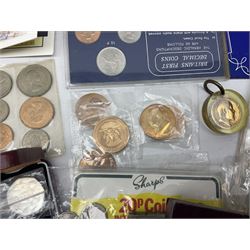 Coins including United Kingdom 1995 two pound coin on card, King George VI 1951 Festival of Britain crown, pre-decimal coinage etc, in one box