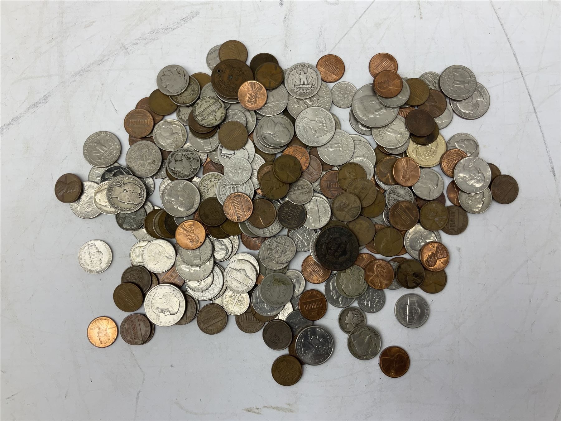 Mostly United States of America coinage, including 1828 one cent, buffalo nickels, various half dollar and dollar coins etc