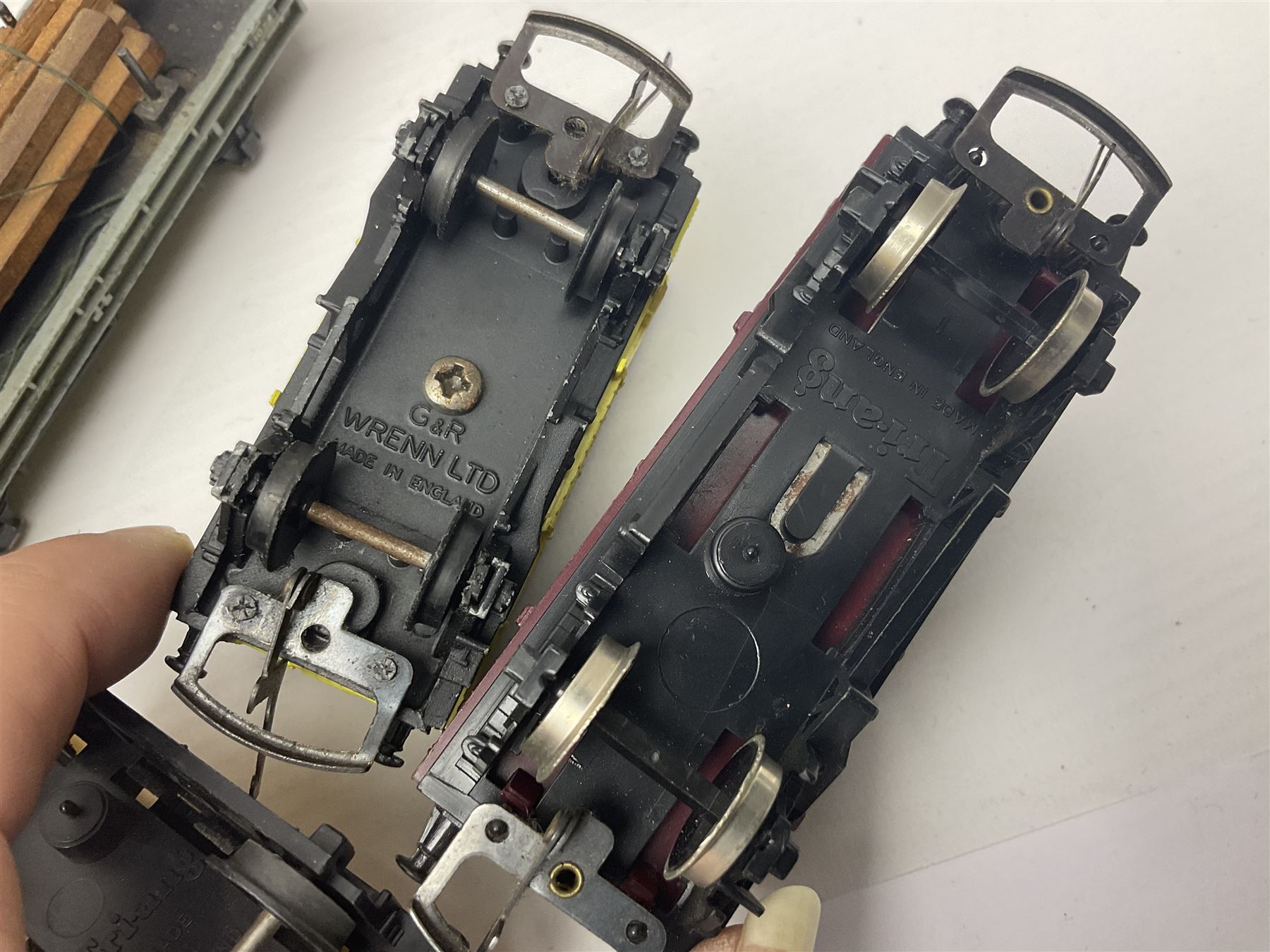 Various makers ‘00’ gauge - large quantity of rolling stock to include boxed Mainline, Graham Farish and Wrenn examples; loose examples to include Hornby, Tri-Ang, Joeuf etc 