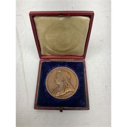 Queen Victoria 1837-1897 commemorative bronze medallion, cased