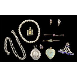 9ct gold jewellery including two stone set rings, brooches and an amethyst pendant, together with a pearl bracelet with single 10ct gold bead, silver and enamel Royal Artillery sweetheart brooch, gilt and enamel heart locket, etc 