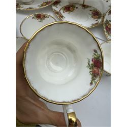 Royal Albert Old Country Roses pattern tea and dinner wares, including tiered cake stands, cake plate, napkin rings, egg cups, pierced serving platters, etc 