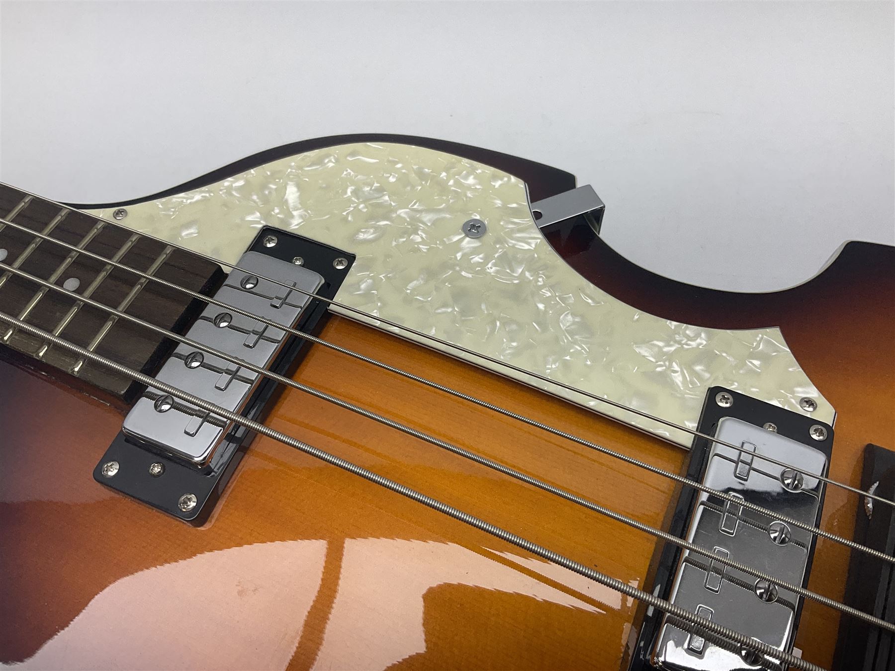 Hofner B-Bass Hi-Series electric bass guitar with sunburst finish L110cm; in Thomann fitted case