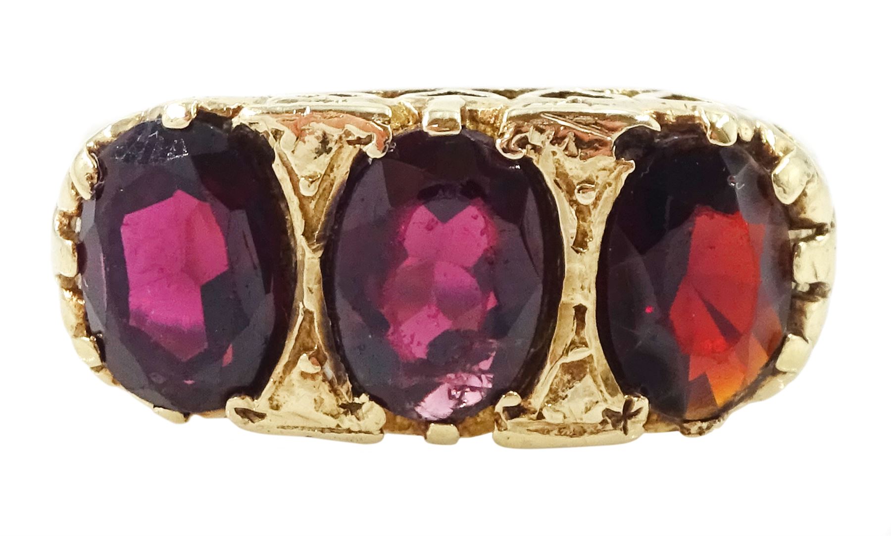 9ct gold ring, set with three oval cut garnets, London 1971