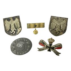 Two WW2 German Army Afrika Korps pith helmet metal side badges; RAD oval metal badge by J.B.u.Co.; WW1 German 1914-1915 bar brooch; and Nienburg War Veteren's Association badge (5)