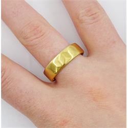 18ct gold wedding band, stamped