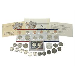 United States of America coinage, including 1876S half dollar (holed), various quarter dollars, 1986 one ounce fine silver dollar, 1988 uncirculated coin set etc