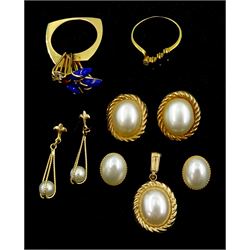 18ct gold stone set dress ring, 9ct gold simulated pearl earrings and pendant and 14ct gold stone set dress ring