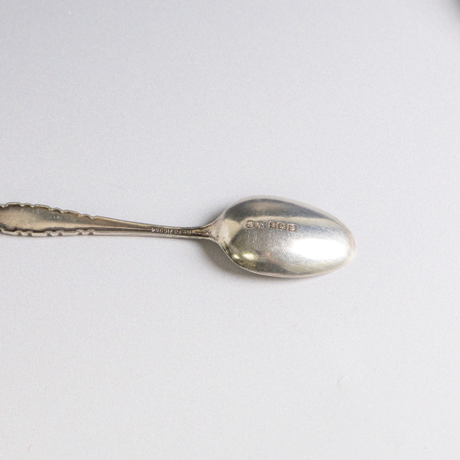 Twenty-one silver teaspoons, comprising set of six 1920s coffee spoons, set of three Kings pattern teaspoons, etc, all hallmarked