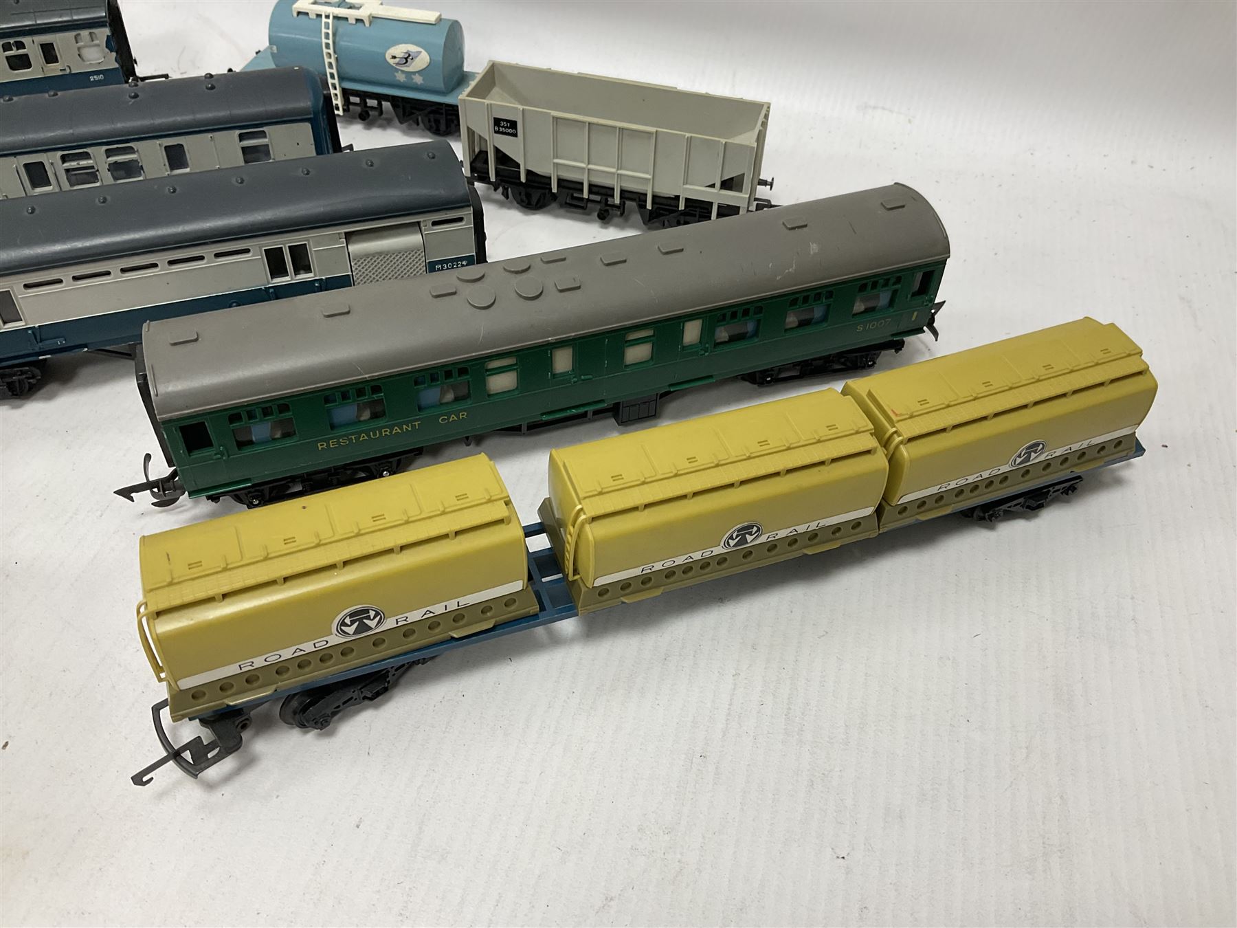 Hornby/Tri-Ang ‘00’ gauge - eight various coaches and eighteen goods wagons; all unboxed (26)