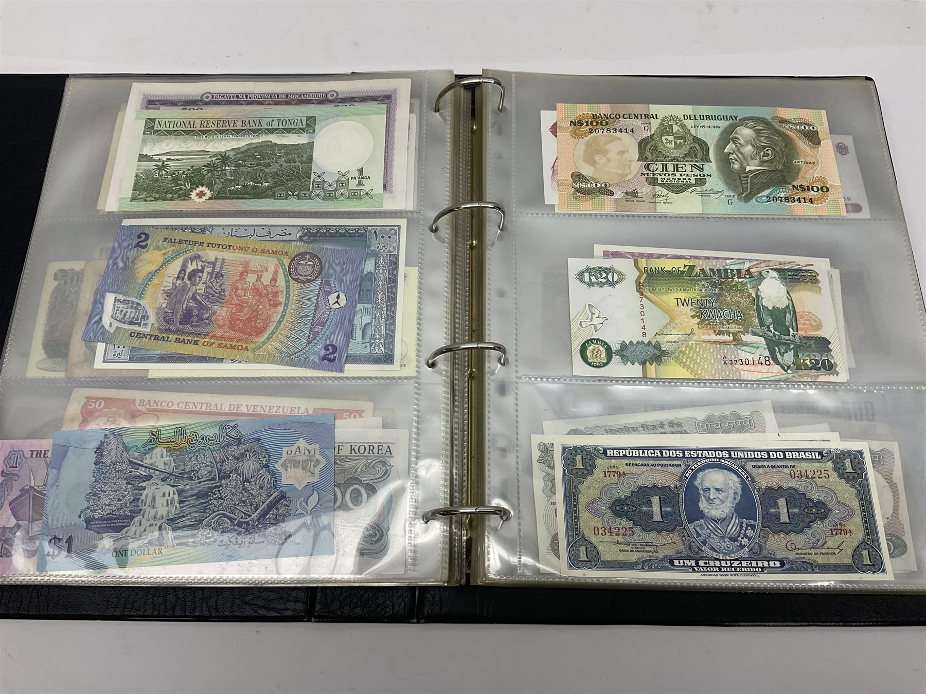 World and Great British banknotes to include Brazil, Canada, France, Germany, Ghana, Indonesia, Iraq, Hong Kong, Hungary, Japan, Vietnam, Zimbabwe, a collection of Chinese ‘Hell Money’, and quantity of ‘De La Rue Systems’ test notes, housed in ring binder and loose