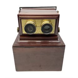 Tabletop Achromatic Stereoscope in mahogany case which becomes a plinth, with brass fittings, By R & J Beck, No.2488, case H13cm
