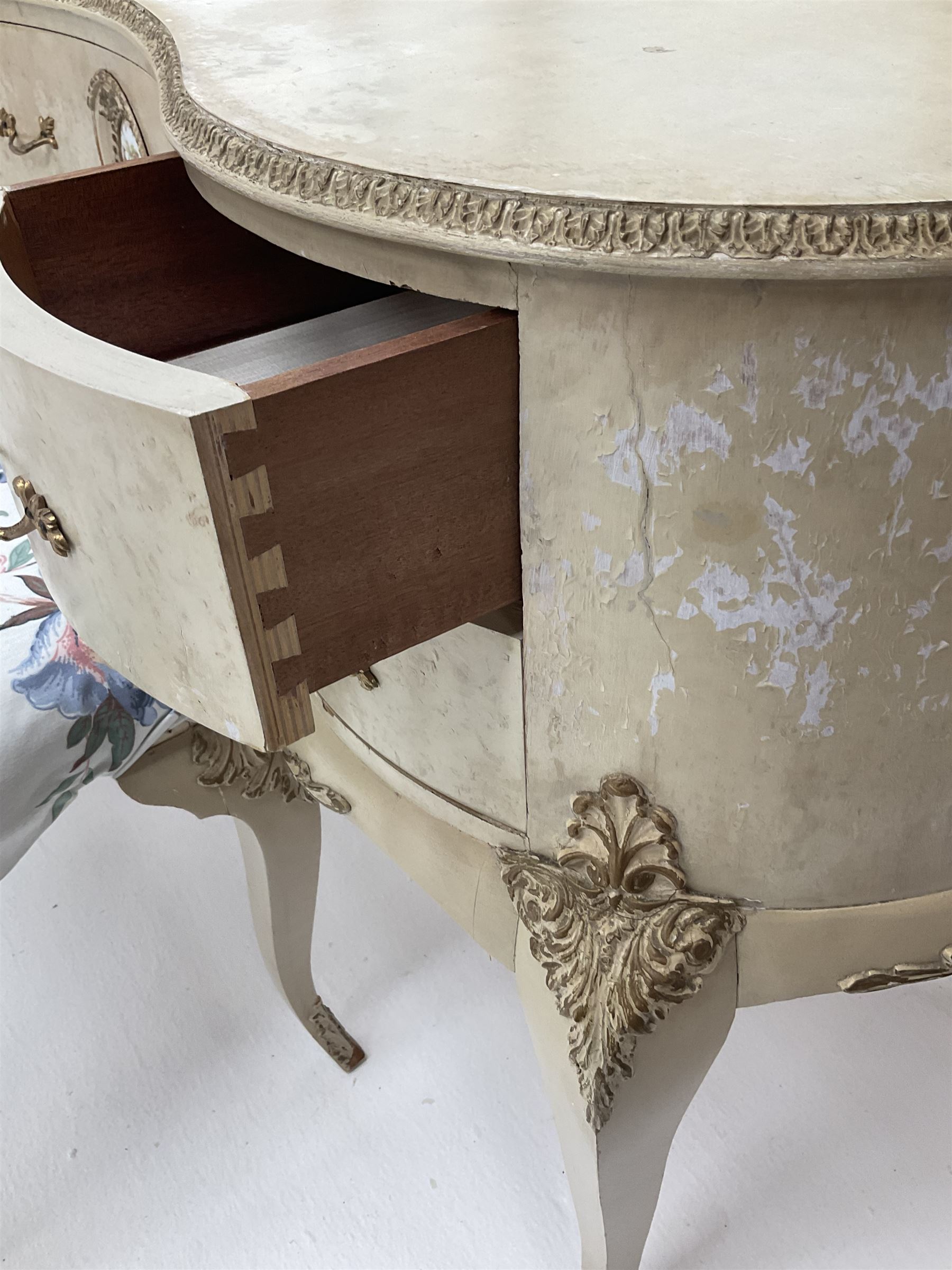 French style painted kidney shaped dressing table with three shaped swing mirrors, single centre drawer inset with Limoges style porcelain plaque, flanked by two short drawers, shaped supports, together with matching stool (W62cm, H48cm)