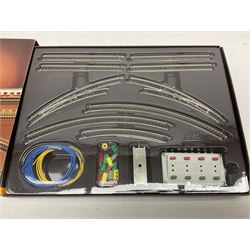 Marklin 'Z' gauge Mini-Club - Track Set-T1; part box No.8500 track; six goods wagons Nos.8610, 8611, 8622, 82271, 82351 & 82373; and a passenger coaches No.87335; all boxed (9)