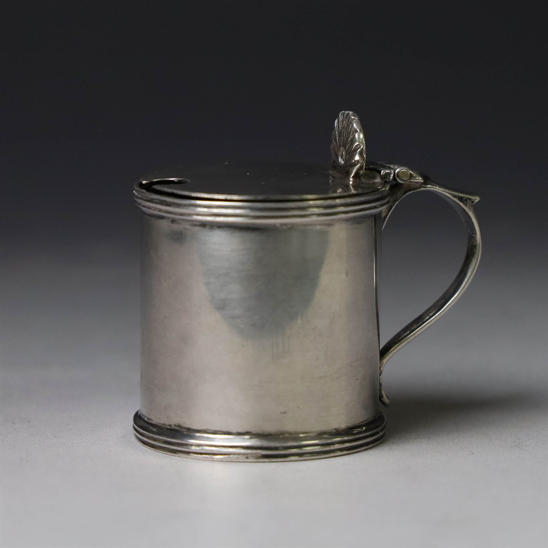 1920s silver two piece cruet set, comprising mustard pot and open salt, of plain cylindrical form, hallmarked Charles S Green & Co Ltd, Birmingham 1927, mustard pot H4cm