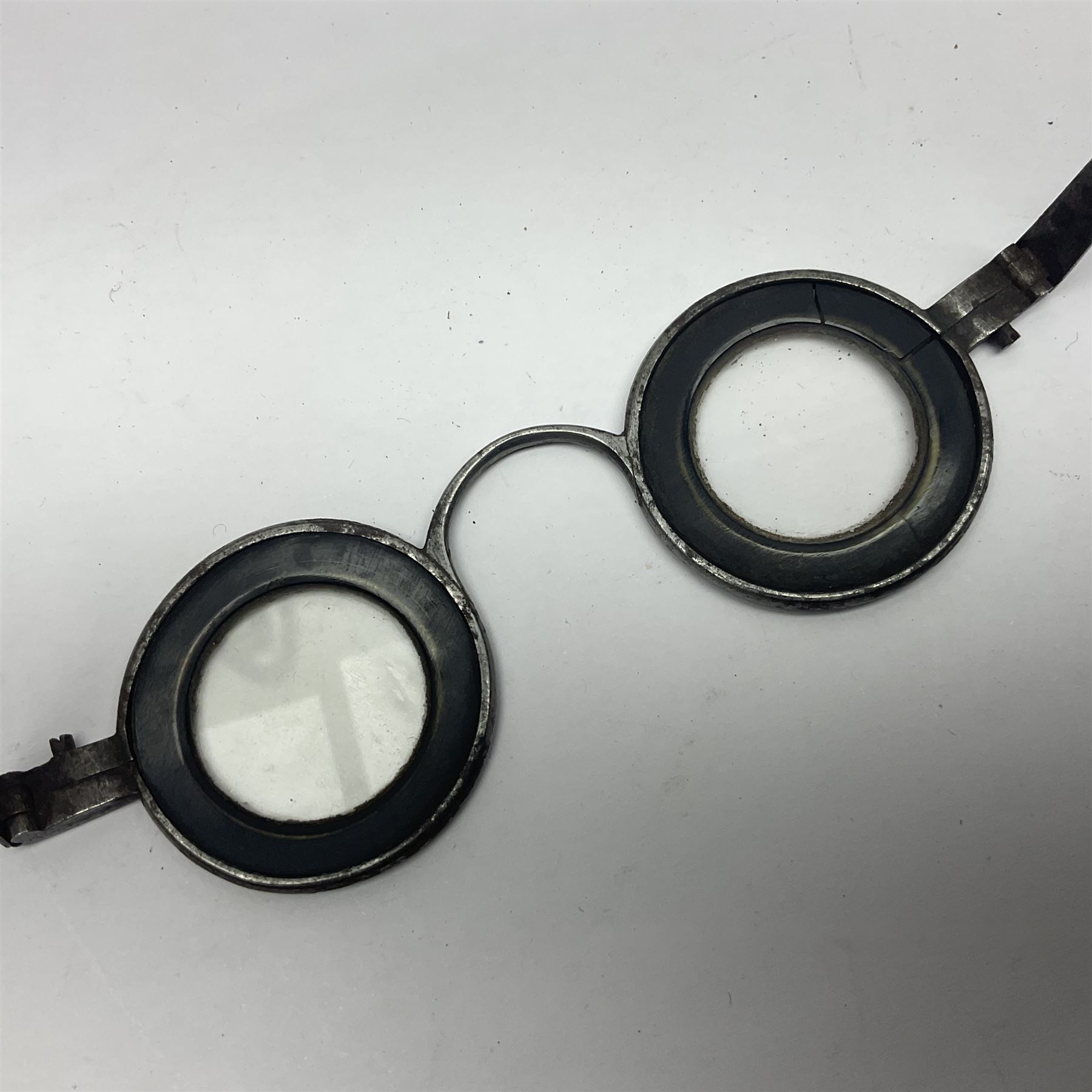 Pair of 18th century horn and steel rimmed spectacles, arm L10.5cm, rim D3.5cm