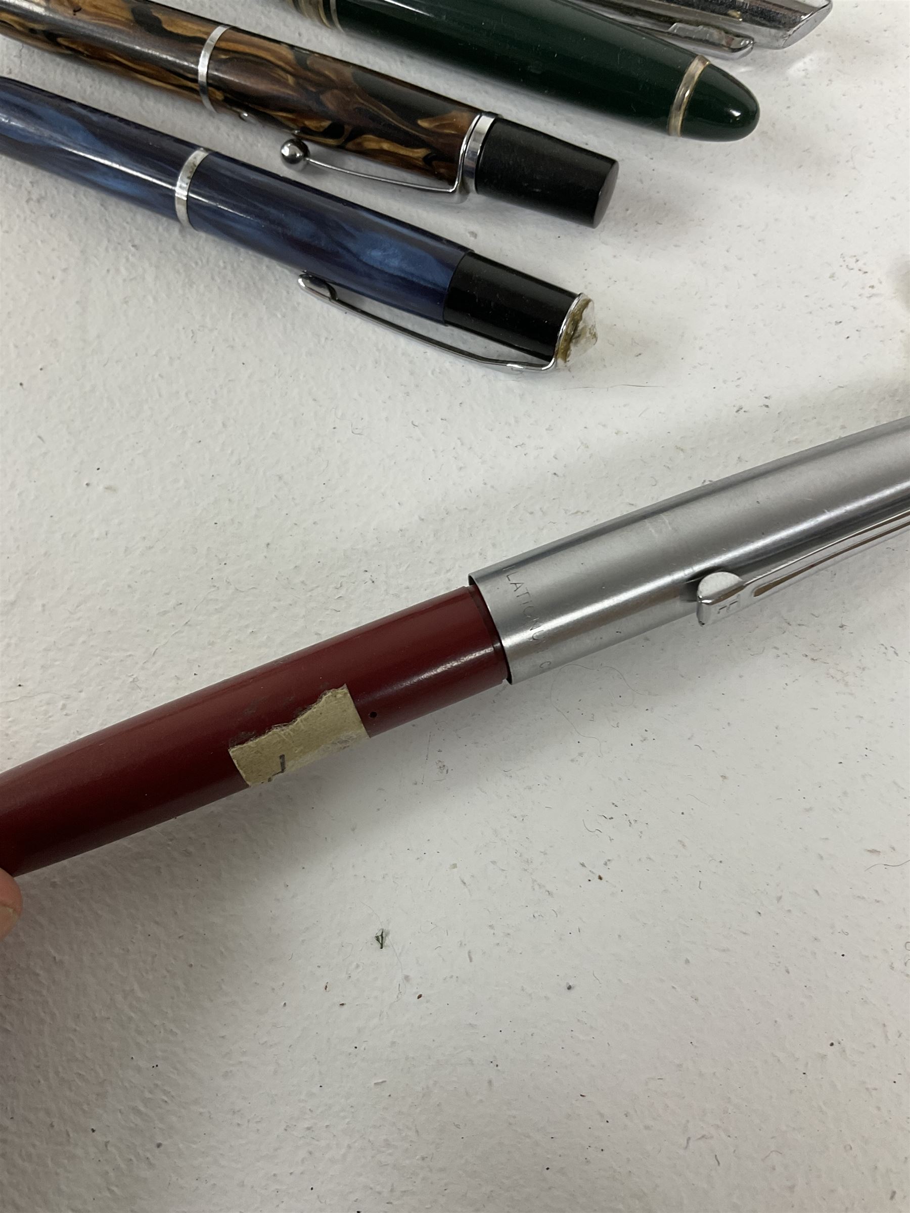 Large quantity of pens and propelling pencils, to include Rotring ballpoint pen, Osmiroid fountain pen, Parker fountain pen, Platignum ballpoint, etc, together with quantity of cases and boxes