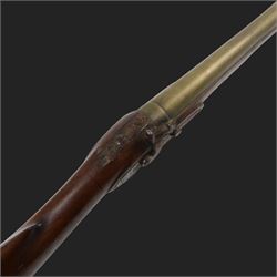 English flintlock blunderbuss, the 38cm brass barrel with proof marks and London to the top, with brass tip ramrod below, the lock engraved Morris, walnut stock with brass butt plate, overall L79cm