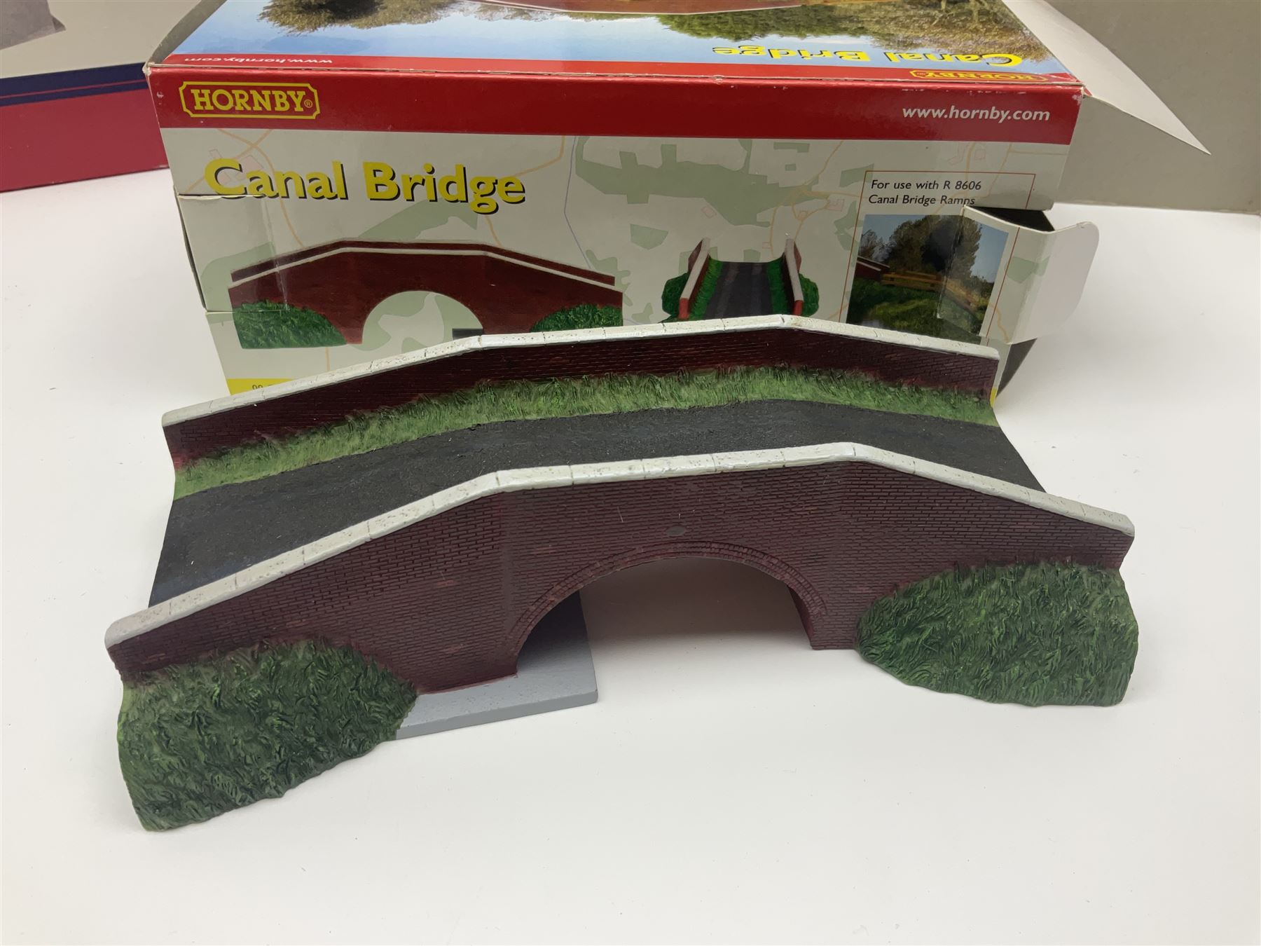 Hornby '00' gauge Skaledale/Bachmann Scenecraft - ten trackside buildings/accessories including 44-210 Low Relief Multi-Storey Car Park, R8737 Small Gasholder, R9667 GWR Engine Shed, R9674 Dent Snow Huts, R9709 'Headingly' Insurance Office, R8569 Canal bridge, R8584 Loading Bay Platform Pack, R8706 Retain Walls Slope 2 etc; all boxed (10)