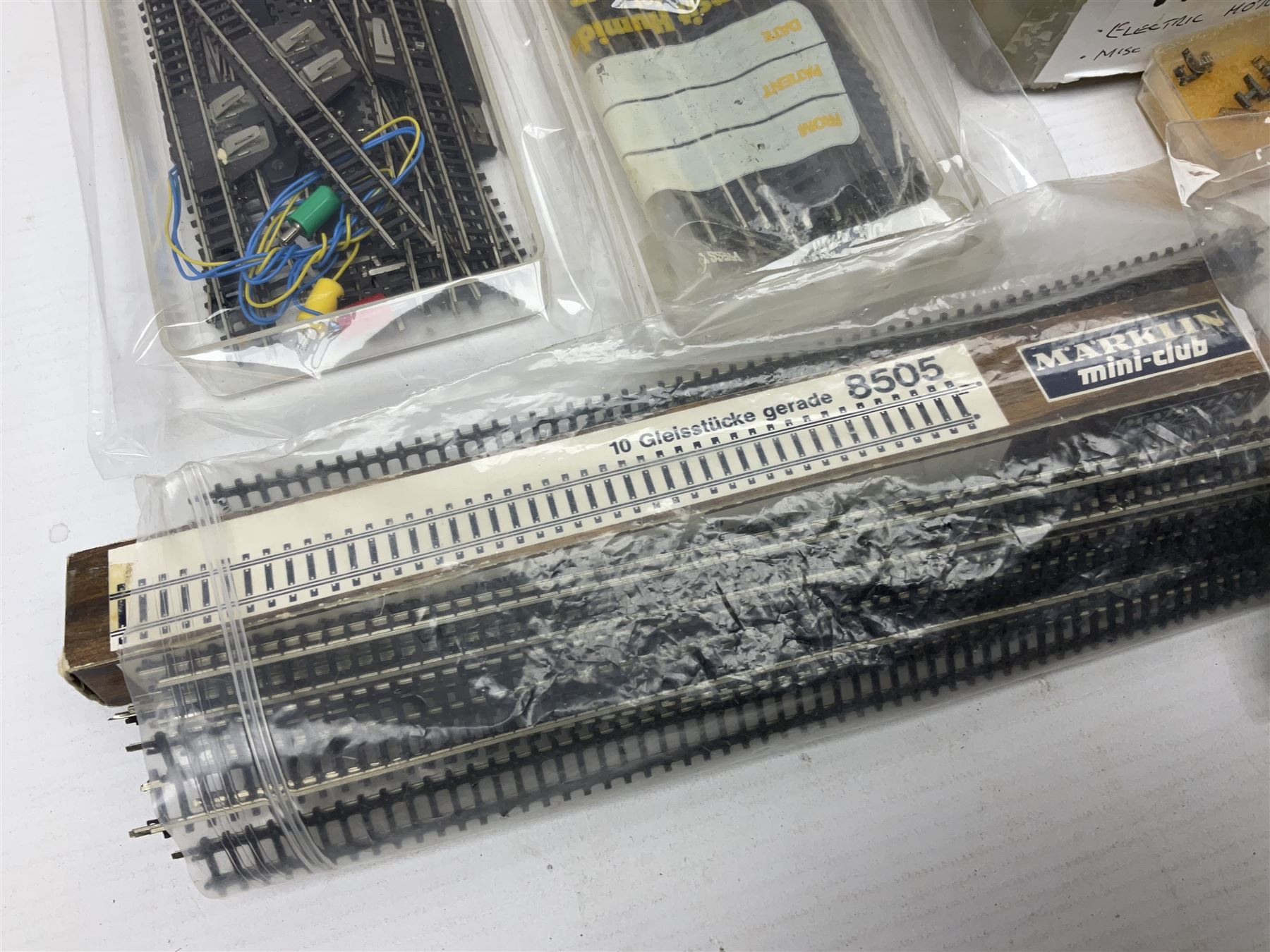 Marklin mini-club 'Z' gauge - quantity of predominantly boxed track including 8505 straights, 8530 curves, 8561 points, 8939 signals, 8591, 8507, 8510, 8564 etc; conductor wire sections with 8911 supports; short lengths, cross-overs, switches and other accessories