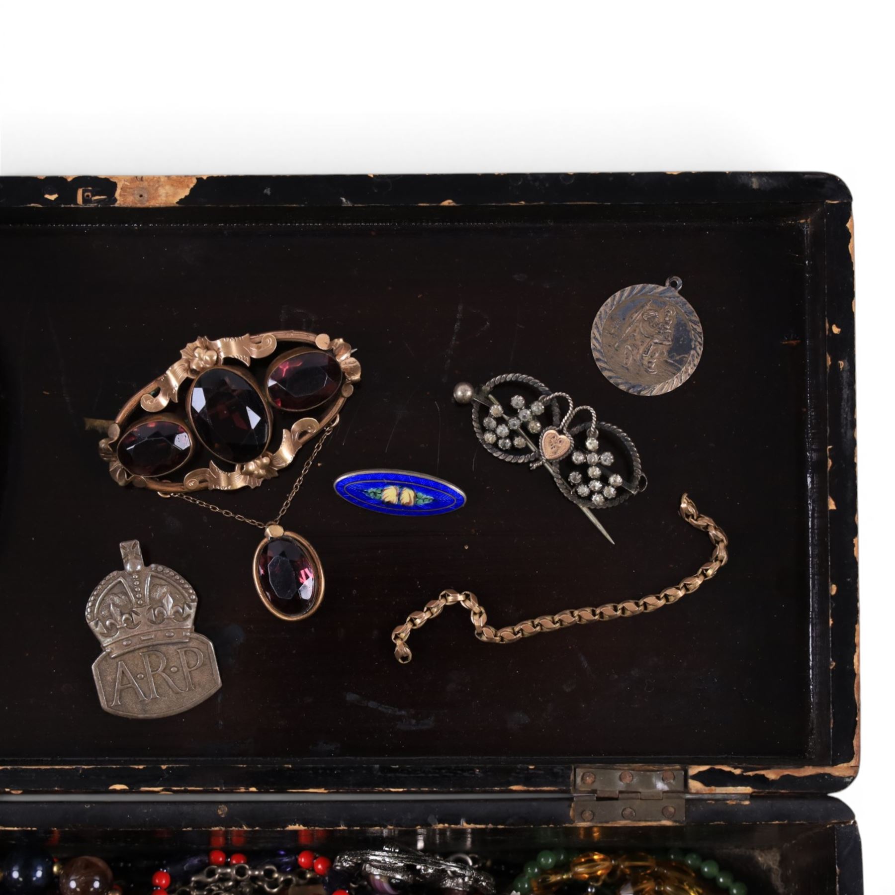 9ct gold chain links, silver ARP brooch, Victorian gilt brooch, simulated pearl necklace with 9ct gold clasp and a collection of beaded necklaces