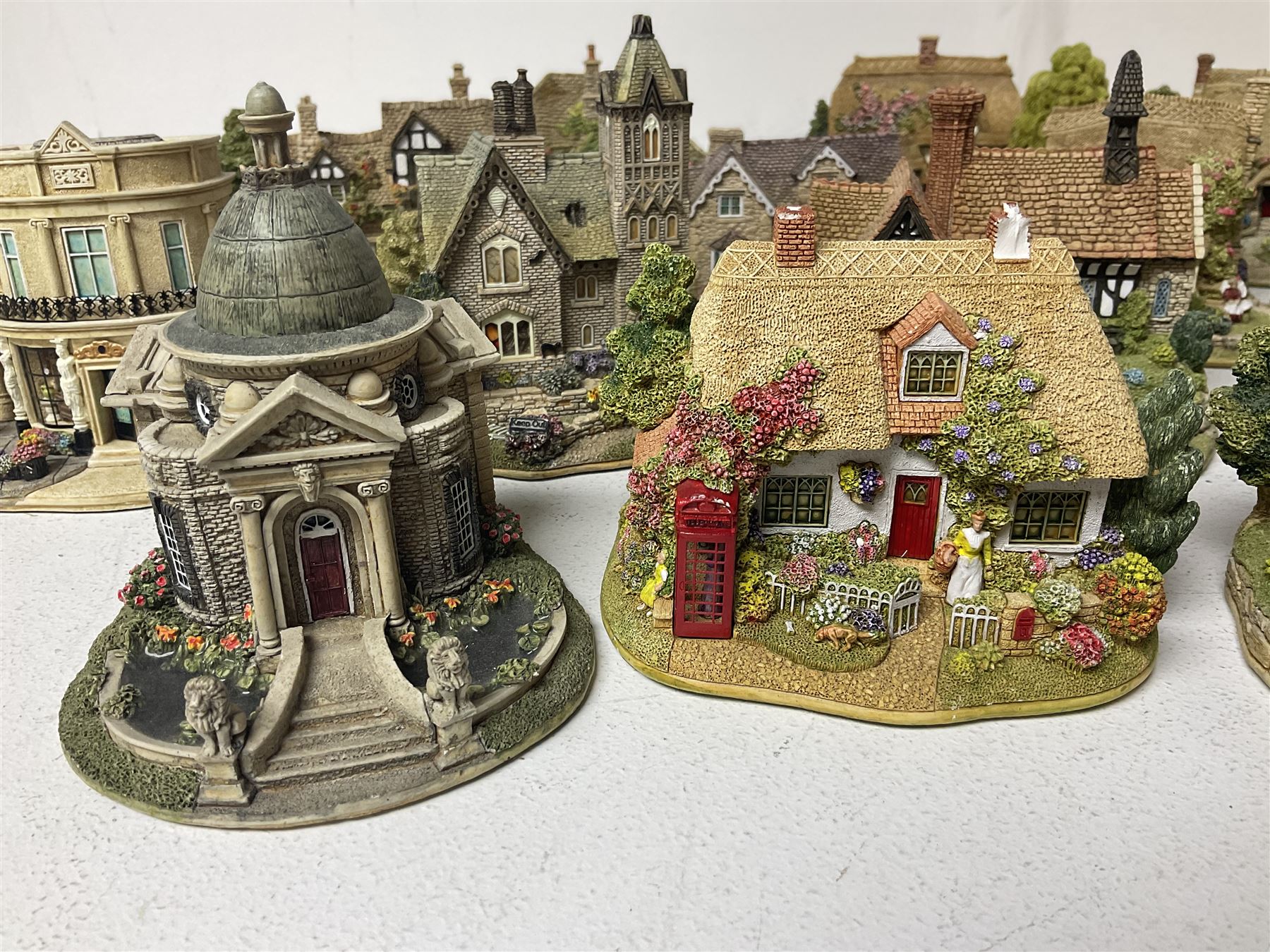 Fifteen Lilliput Lane models, including The Nineteenth Hole, Cowslip Cottage, The Lion Mongers, Going For a Song and Old Crofty, Gossip Gate and Beehive Cottage, all with deeds and original boxes (15)