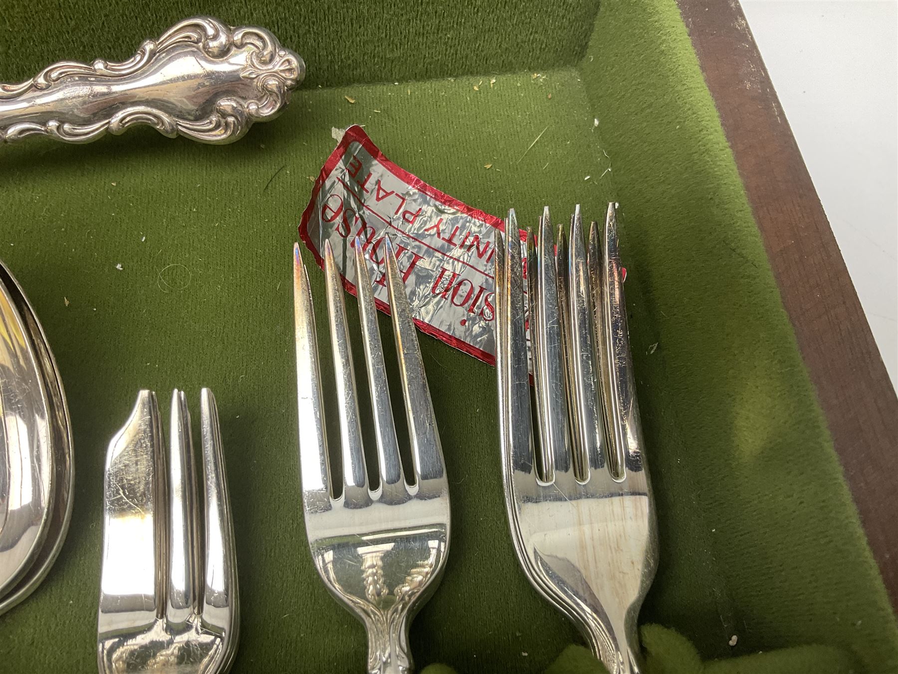 Cased canteen of Oneida Community silver plate cutlery