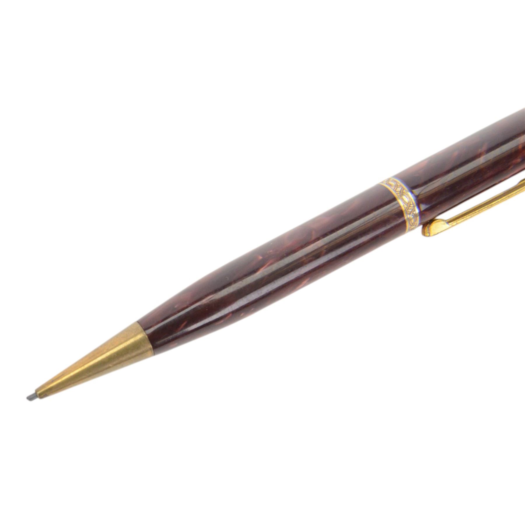 Watermans 512V fountain ped, in pink striated marble celluloid, lever filled, 14ct W-2-A nib with matching propelling pencil and a Conway Stewart No. 475 fountain pen, lever filled