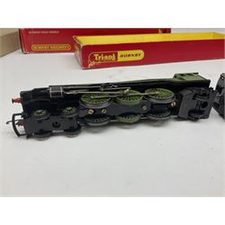 Hornby '00' gauge - Class 9F 2-10-0 locomotive 'Evening Star' No.92220; Standard Class 7P6F locomotive 'Britannia' No.70000; both boxed; and 4-6-2 locomotive 'Flying Scotsman' No.4472; in box base only with slip-case (3)