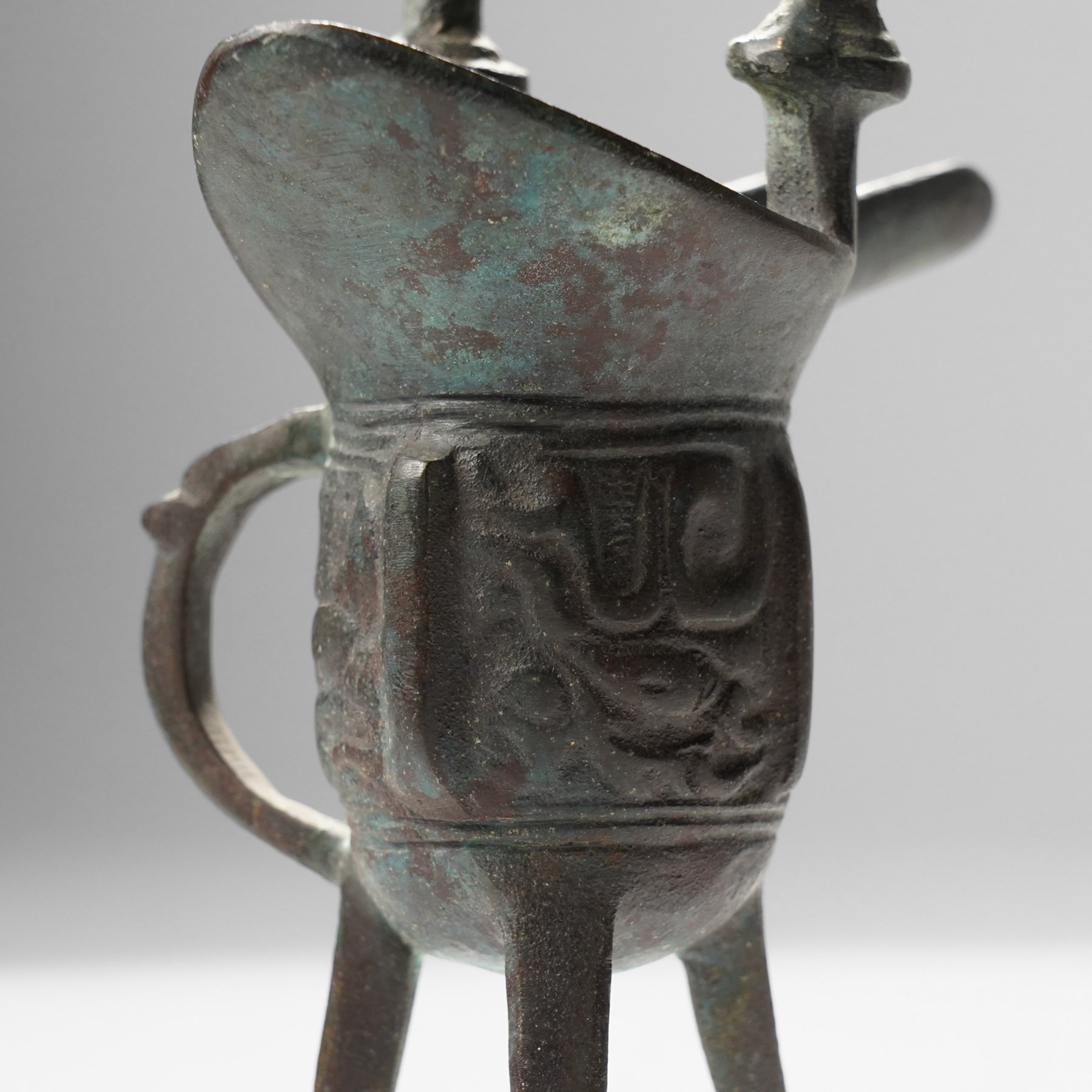 Chinese bronze archaistic tripod vessel, with twin posts, H16cm 