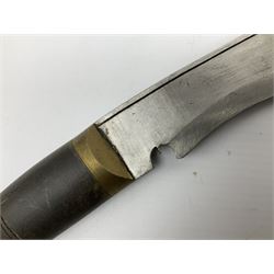 Post WW2 Gurkha kukri, in leather scabbard complete with two skinning knives, 42cm overall