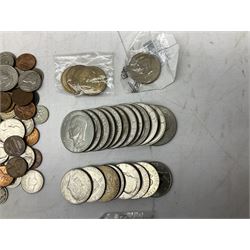 Mostly United States of America coinage, including 1828 one cent, buffalo nickels, various half dollar and dollar coins etc