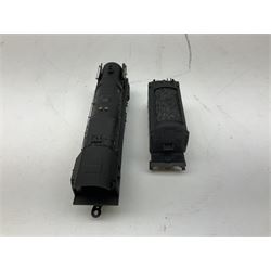 Hornby '00' gauge - Battle of Britain Class 4-6-2 locomotive '92 Squadron' No.34081; and Class 9F 2-10-0 locomotive No.92239 with weathered finish; both boxed (2)