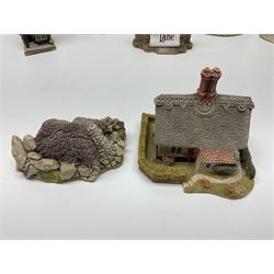 Fourteen Lilliput lane models, to include Eriskay Croft, Little Smithy, Gulliver's Gate, Kerry Lodge, Eamont Lodge etc, all with original boxes and some with deeds (14) 