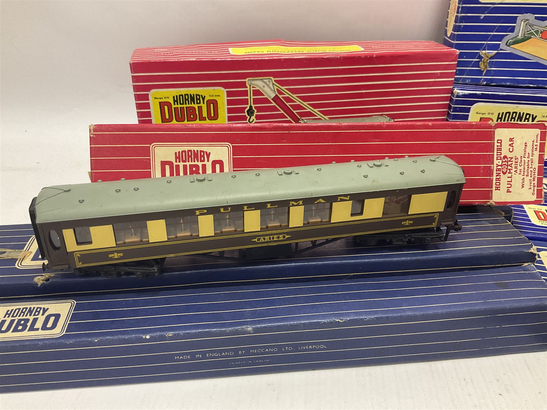 Hornby Dublo - 4620 Breakdown Crane; TPO Mail Van Set; D1 Level Crossing; Pullman cars and goods vans; with a large quantity of track to include straight and curved track, switch points and buffer stops; boxed and loose