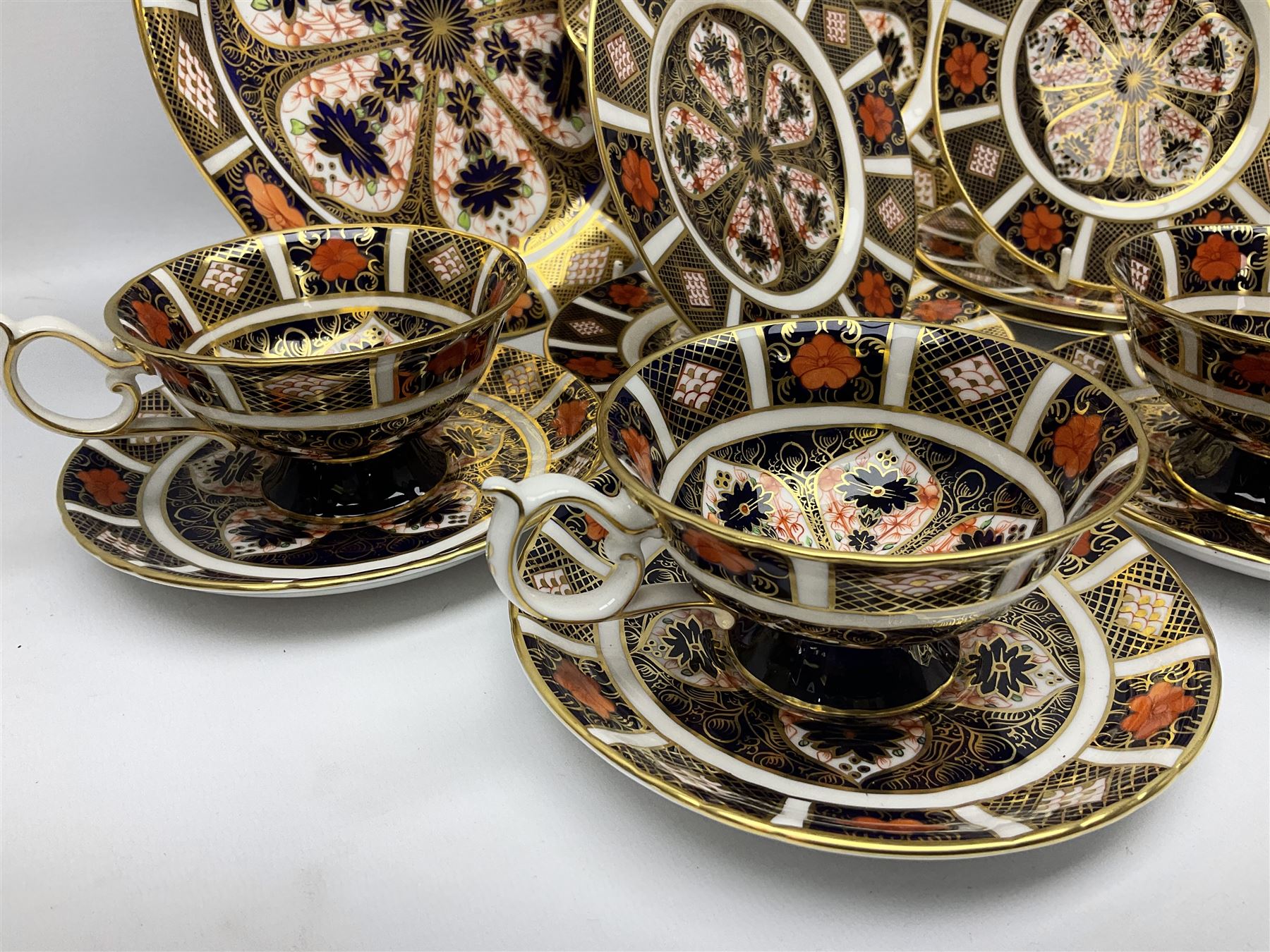 20th century Royal Crown Derby Imari 1128 pattern tea wares, comprising six teacups, five saucers, five side plates, a pair of serving plates, and one other with wavy rim, each with printed marks beneath including various year cyphers, side plates D16cm serving plates each approximately D22cm