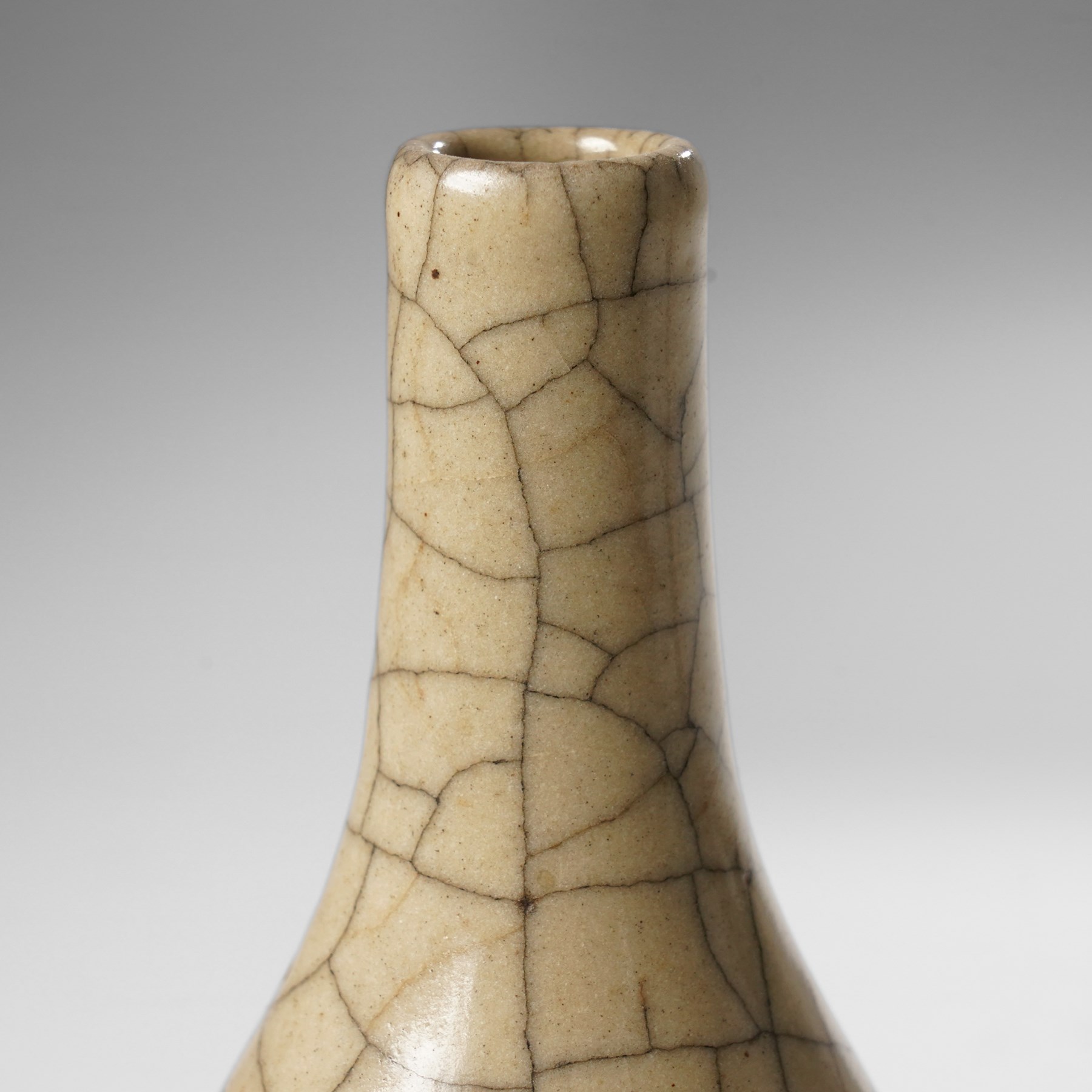 Chinese Ge ware crackle glaze vase, H14cm