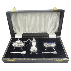 Mid 20th century silver condiment set, comprising open salt and mustard pot with blue glass liners, pepper, and two condiment spoons, hallmarked John Rose, Birmingham 1963, contained within a fitted case, approximate total silver weight 3.95 ozt (123 grams)