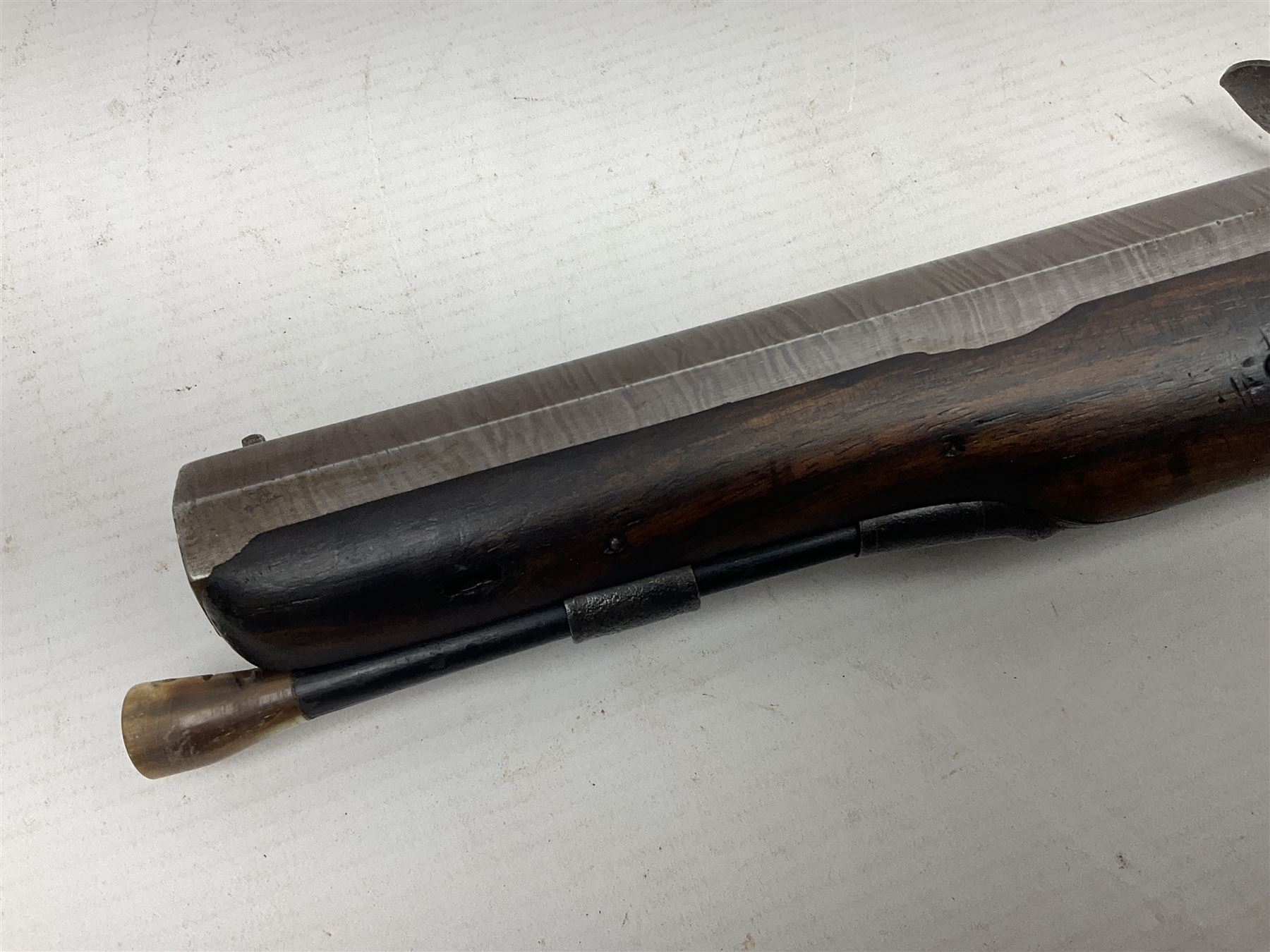 Early 19th century 16-bore flintlock single barrel travelling pistol, the 21.5cm stub twist octagonal barrel with two barrel pins and ramrod under, engraved lock plate with roller frizzen, engraved trigger guard with pineapple finial, walnut stoock with chequered grip L40cm overall