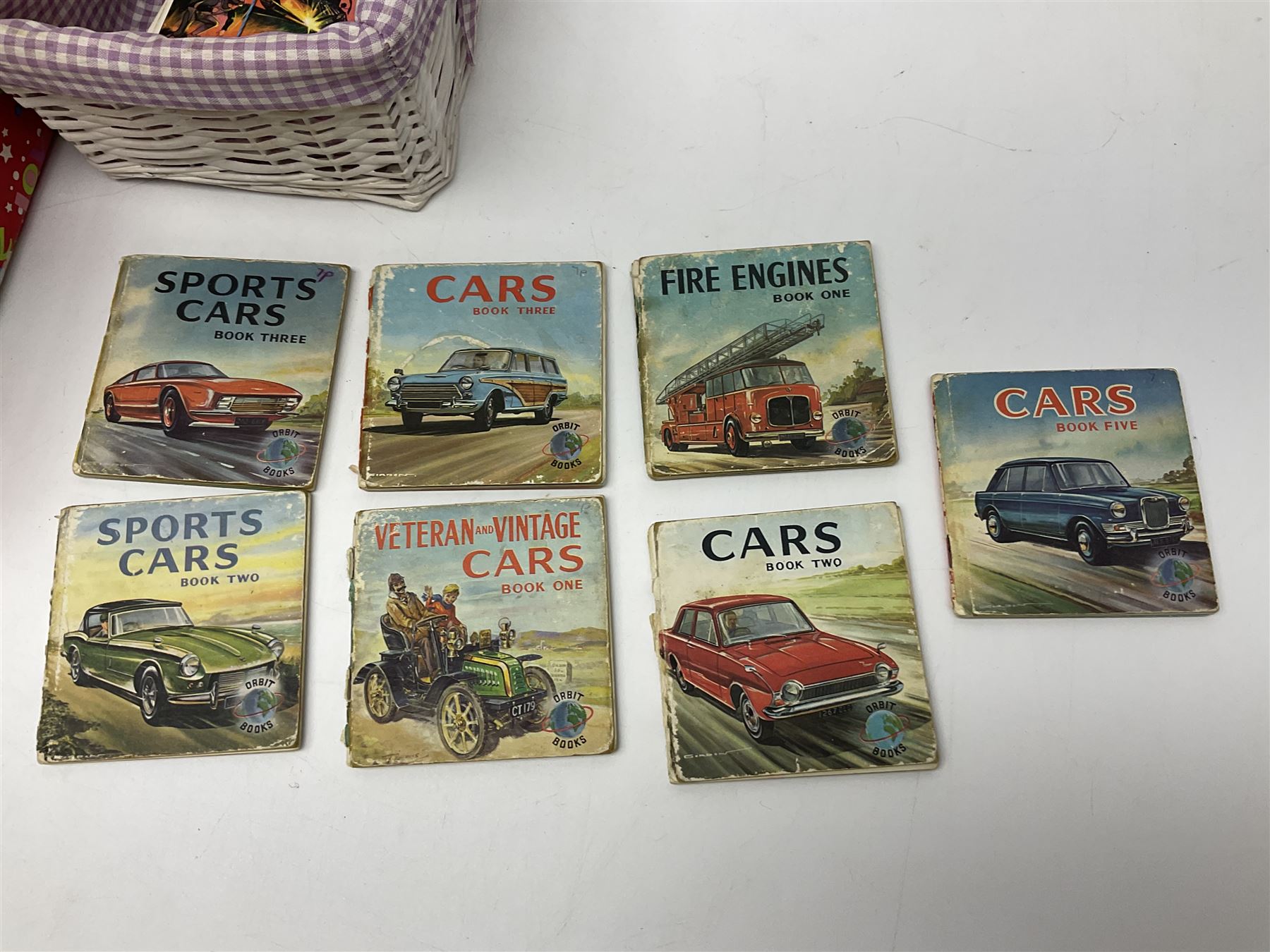 Complete set of Captain Scarlet 1967 Bubblegum cards, with incomplete set missing nos 1-3, with a small amount of books etc