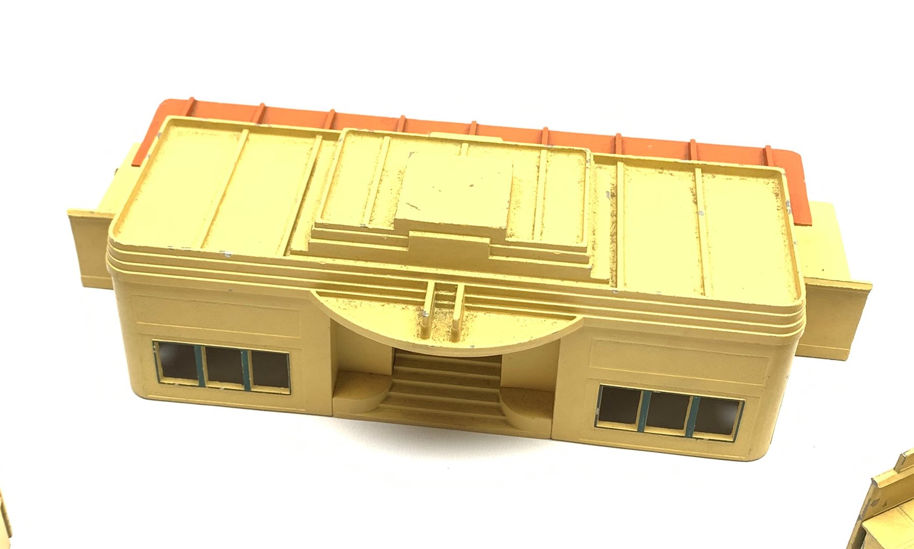 Hornby Dublo - D1 Through Station and D1 Island Platform, both boxed; and Dinky die-cast Goods Yard Crane No.752 (3)