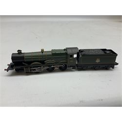 Graham Farish/Bachmann 'N' gauge - Class V2 2-6-2 locomotive 'Green Arrow' No.60800; and Castle Class 4-6-0 locomotive 'Hartlebury Castle' No.7033; both boxed (2)