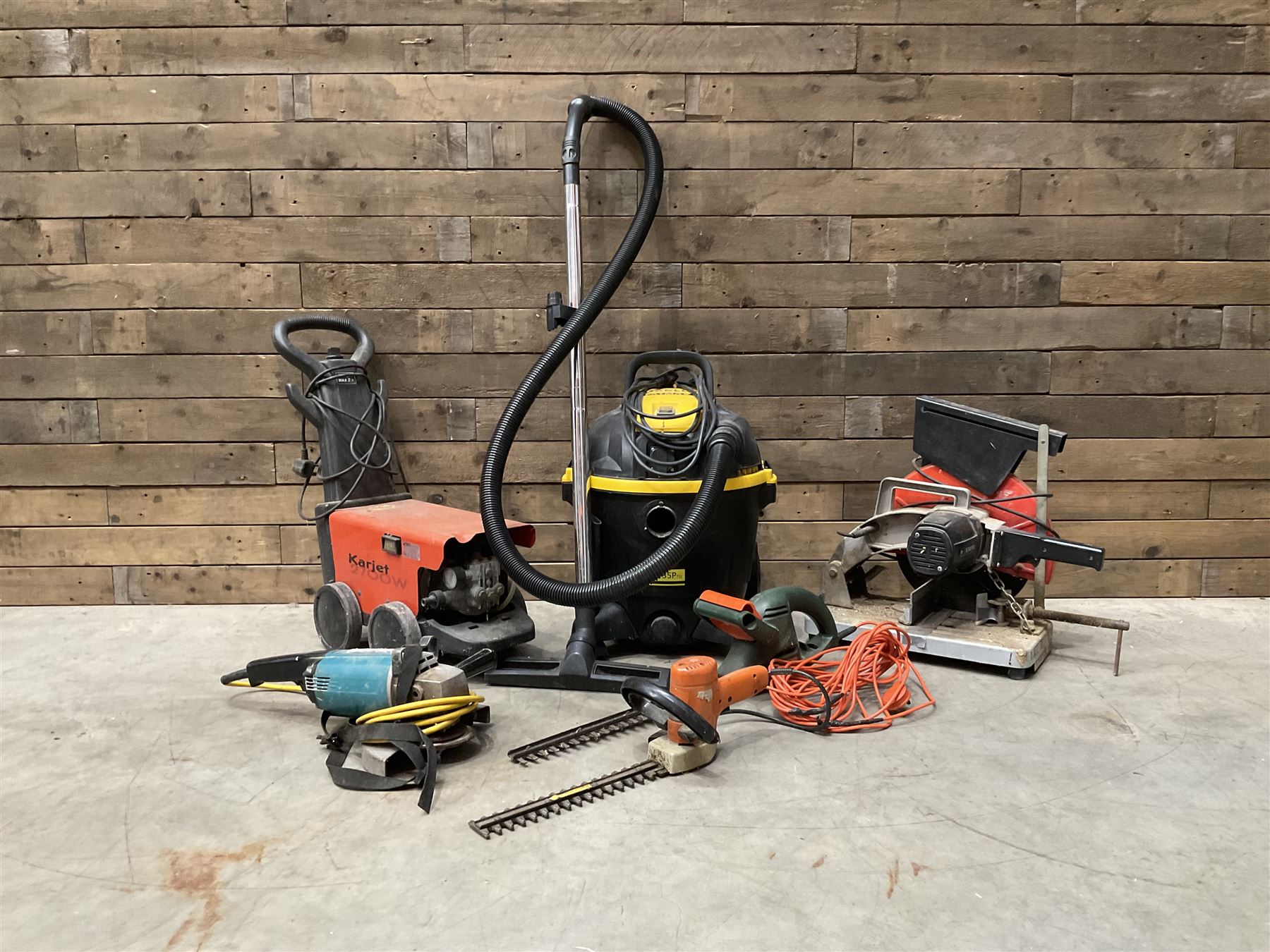 Stanley FatMax SXF35PTD wet and dry vacuum, a Makita 9609B grinder, two hedge cutters, a Karjet 2700w and a Stayer TV507 chop saw