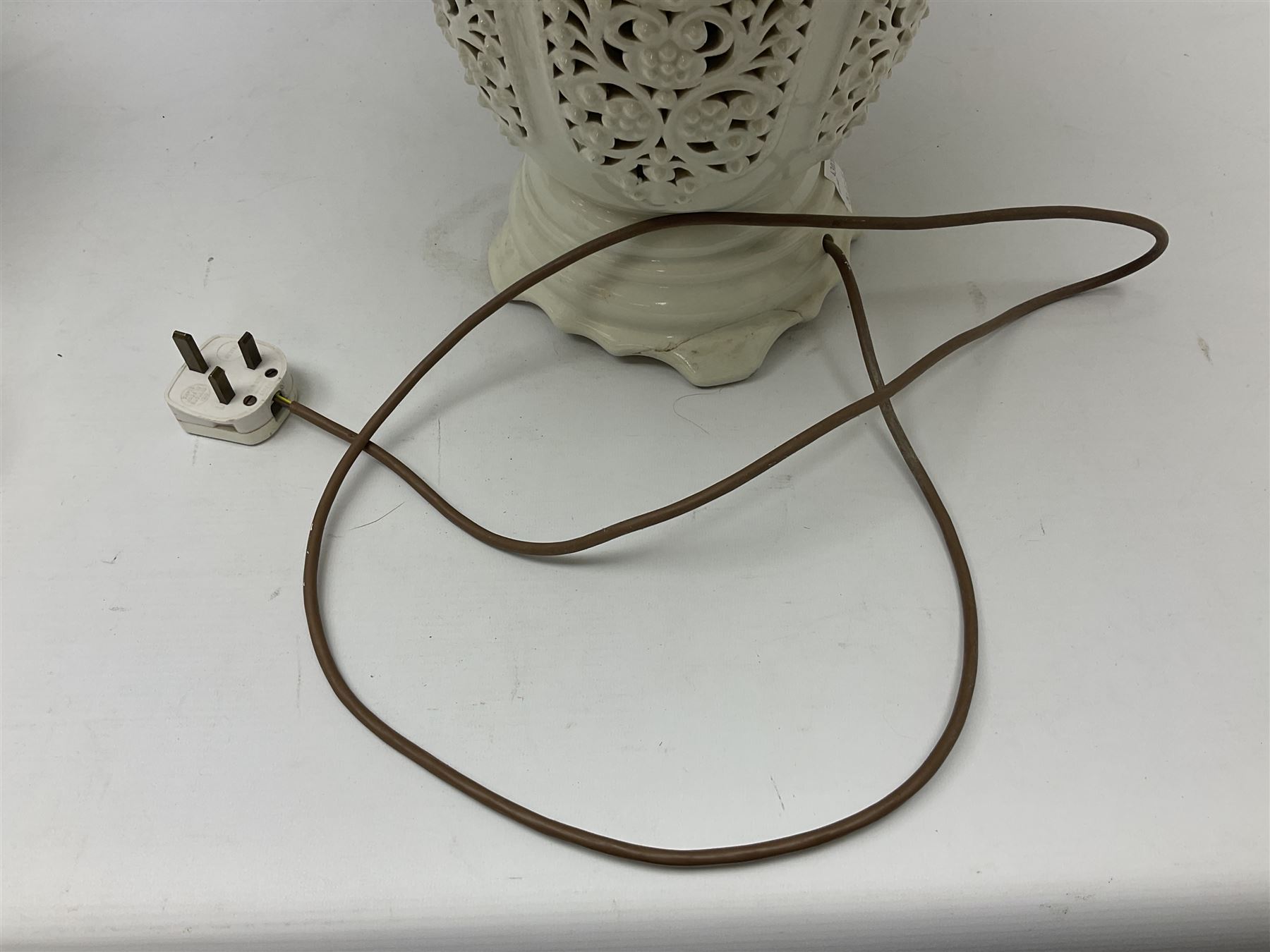 Modern pierced oriental white ceramic vase shaped table lamp, together with a blue and white baluster shaped example decorated with figures upon elephants, both with shades, tallest H83cm incl shade