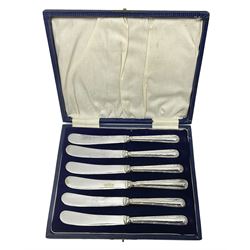 Set of six 1920s silver handled butter knives, hallmarked C H Beatson, Sheffield 1929, in fitted case 