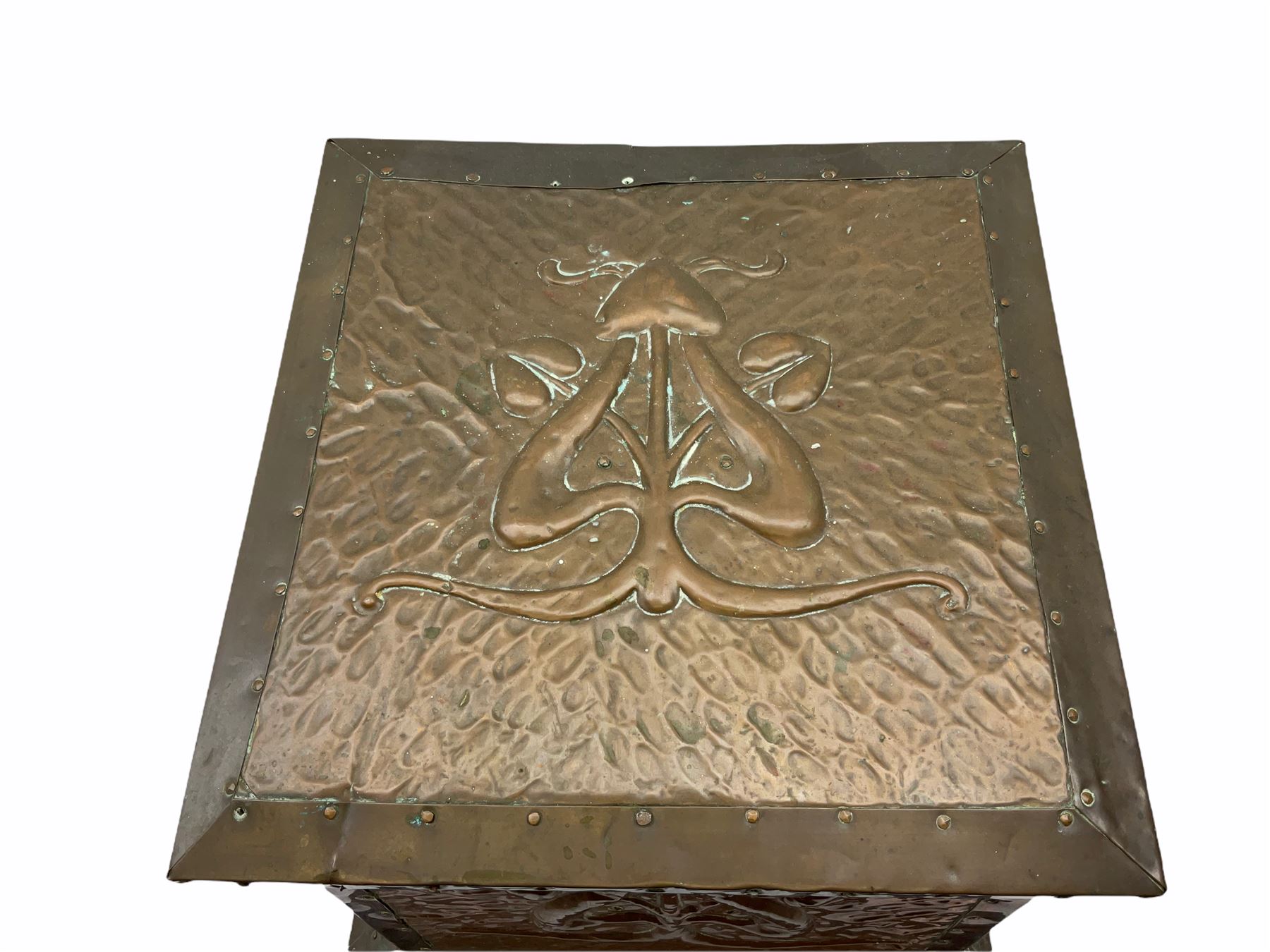 Arts and Crafts copper coal box, of square form with twin curved handles, with hammered finish, and embossed stylised motif to the front and hinged cover, H37cm L40cm D35.5cm