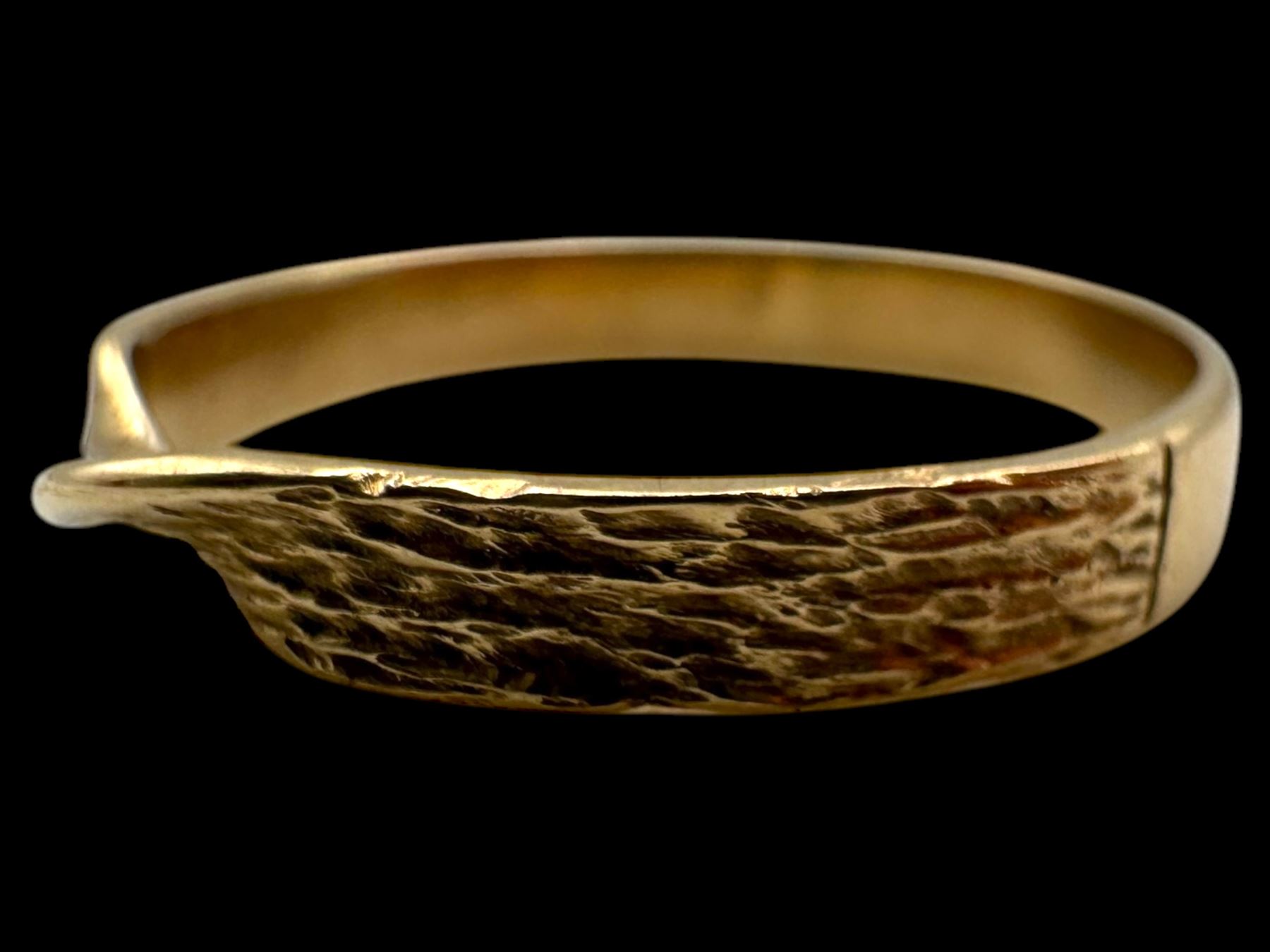 Two 9ct gold rings, comprising tri-tone wishbone ring and a cross over band ring