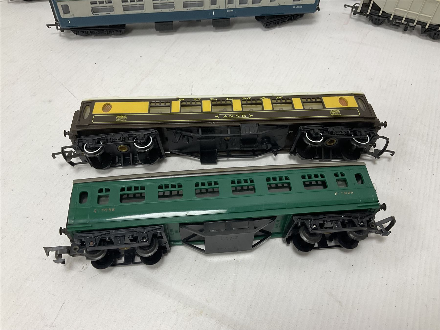 Hornby/Tri-Ang ‘00’ gauge - eight various coaches and eighteen goods wagons; all unboxed (26)